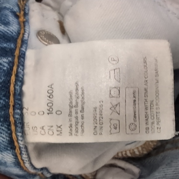 H&M Denim Light Wash Destroyed Low Waist Boyfriend Fit Size 0 - Picture 7 of 7